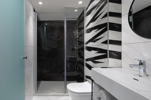 拿撒勒The Blend的带淋浴、卫生间和盥洗盆的浴室