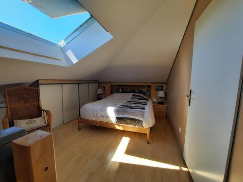 加普Le boisnheur的阁楼卧室配有床和天窗