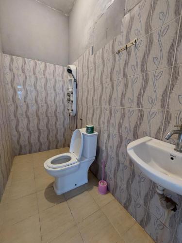 帕杰Karibu House的一间带卫生间和水槽的浴室