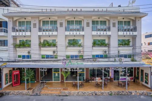 华欣Anchan Hotel & Spa的酒店前面有一个红色电话亭