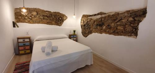 甘迪亚Alójate Gandia Ermita的一间卧室配有一张床,上面有两条毛巾