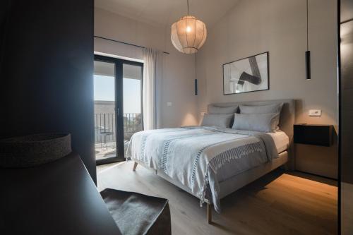 卡斯特里尔Villa Bewegte Berge的一间卧室设有一张床和一个大窗户