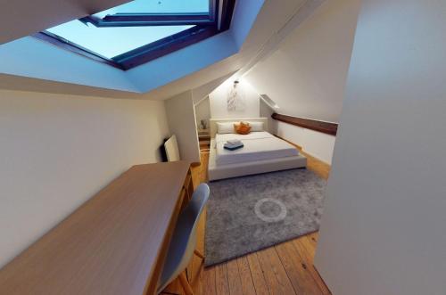布鲁塞尔2 Bedroom Apartment with a Rooftop Terrace on 3rd floor的阁楼间 - 带床和天窗