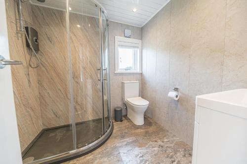 卡特梅尔North Lodge Cartmel的带淋浴和卫生间的浴室