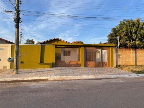 戈亚斯州上帕莱索Cantinho Almeida的街道边的黄色房子