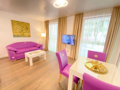 维也纳Steiner Residences Vienna Vorgartenstrasse的客厅配有紫色沙发和桌子