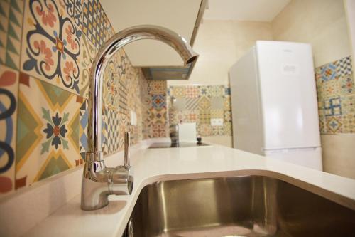 莱佩VistAzul 402的厨房水槽配有水龙头和冰箱