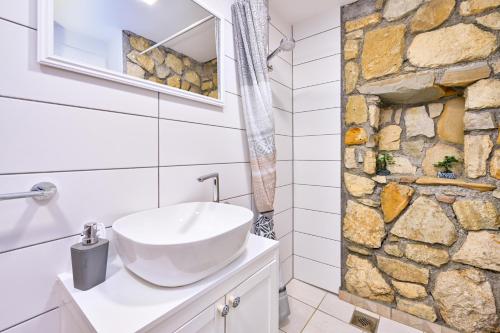 SopotGreta Rest House的一间带水槽和石墙的浴室