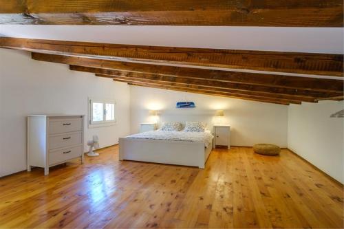 康斯基Eco house Zabodarski的卧室配有白色的床,铺有木地板