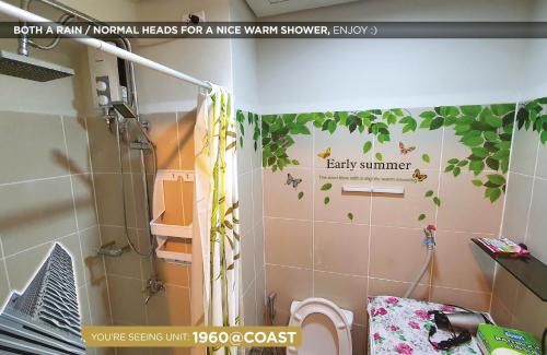马尼拉Home Sweet Home at Manila Bay的浴室设有淋浴,墙上挂有婴儿夏季贴纸