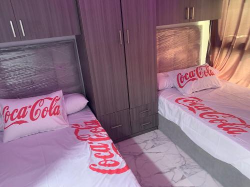塞得港بورتو سعيد Portosaid的两张睡床上的两张古柯可乐枕头