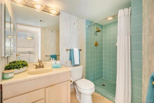 檀香山Ilikai #1743 Panoramic views on Waikiki Beach的浴室配有卫生间、盥洗盆和淋浴。