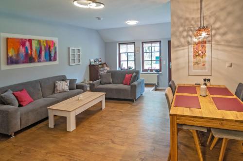 纽哈灵吉塞尔Gulfhof Alt-Addenhausen的客厅配有沙发和桌子