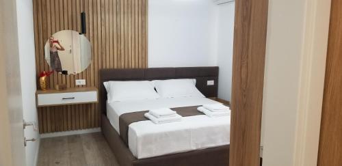 地拉那2A New Bazaar Apartment的一间卧室配有带毛巾的床