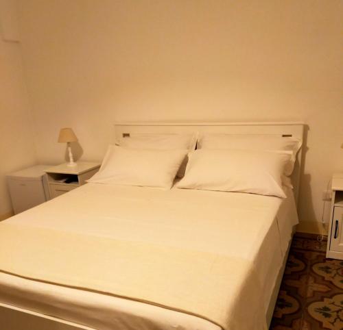 卡斯特拉纳格罗泰COMES 5 HOME的白色的床、白色床单和枕头