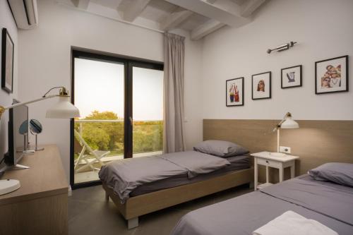 佩鲁斯基Sea View Villa Monte Alba的一间卧室设有两张床和大窗户