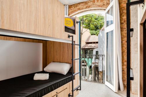 里约热内卢JO&JOE Rio de Janeiro Largo do Boticario的一个小房子,有窗户和长凳