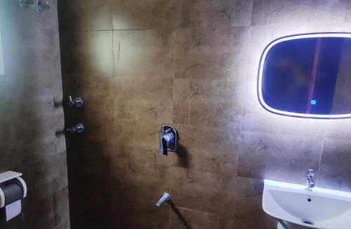 马迪凯里Empra Exotica的一间带水槽和镜子的浴室
