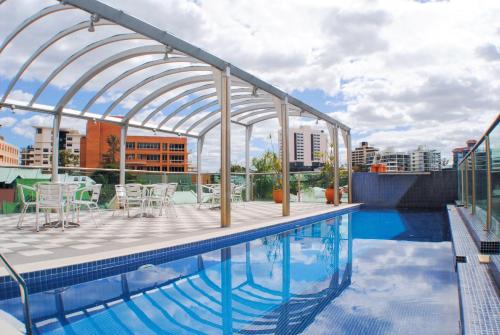 布里斯班Residency Hotels Astor Metropole的一座游泳池,旁边是一座凉亭