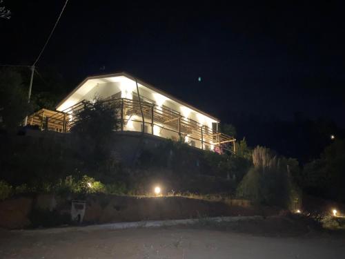 彼得拉桑塔Villa Patrizia Pietrasanta的夜晚山上的一座有灯光的房屋