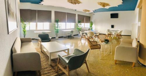 韦尔瓦阳光海岸酒店的大型客房配有桌椅