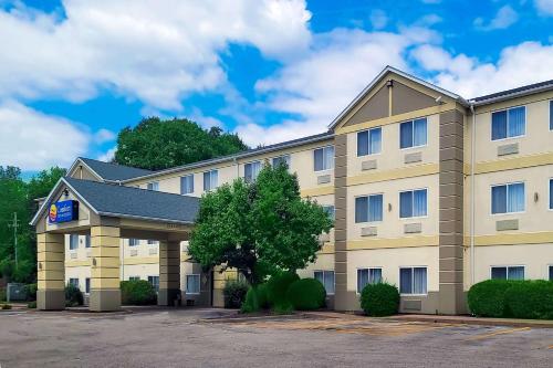 East MolineComfort Inn & Suites East Moline near I-80的酒店大楼设有停车场