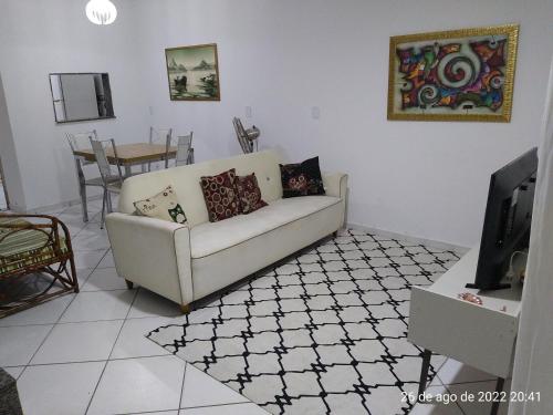 里约热内卢Cantinho Bonsai的带沙发和电视的客厅