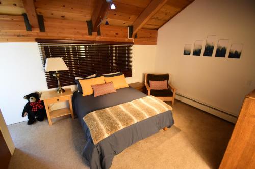 马姆莫斯湖COZY Condo at Canyon Lodge! Sleeps 8, a walk to Canyon Lodge的卧室配有1张床和1张桌子及椅子