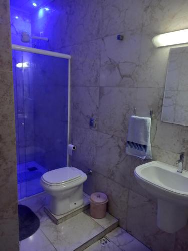 圣保罗Hostel Trilhas e Rotas - a 150m da Avenida Paulista的带淋浴、卫生间和盥洗盆的浴室