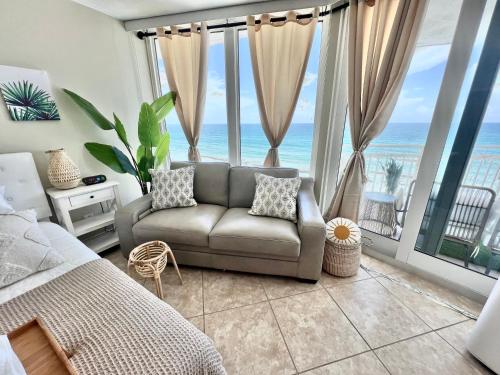 代托纳海滩Beach Oasis 704 Lovely Daytona ocean front for 5 sleeps up to 12的一间位于大海前的卧室,配有沙发