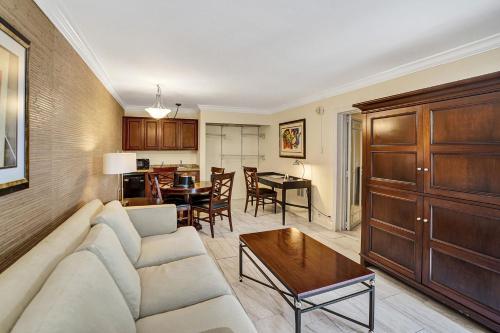 劳德代尔堡Fort Lauderdale Grand Hotel的客厅配有沙发和桌子