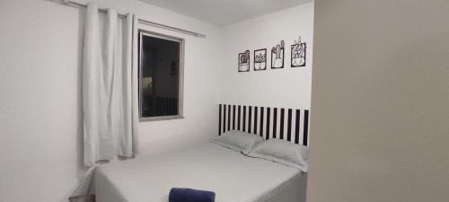 圣路易斯Flat Home Practice的一间白色的小房间,配有床和窗户