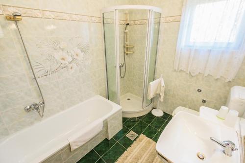 斯姆里卡Apartments with a parking space Smrika, Kraljevica - 5508的带浴缸、淋浴和盥洗盆的浴室