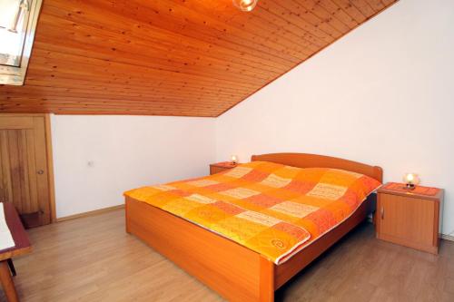 普纳特Apartments with a parking space Punat, Krk - 5428的一间卧室设有一张床和木制天花板