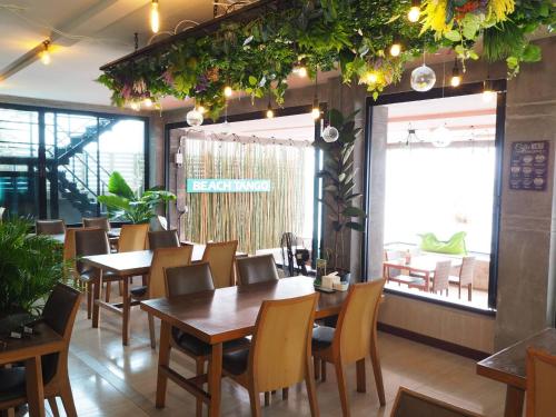 象岛象岛杜塔莱酒店的用餐室配有木桌和椅子