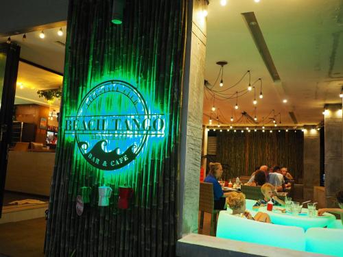 象岛象岛杜塔莱酒店的柱子上带有绿色标志的餐厅