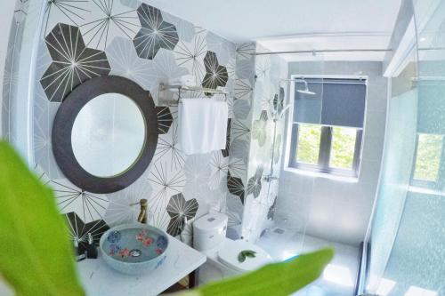 会安PHỐ CHỢ ĐÊM Villa的浴室设有卫生间和墙上的镜子。