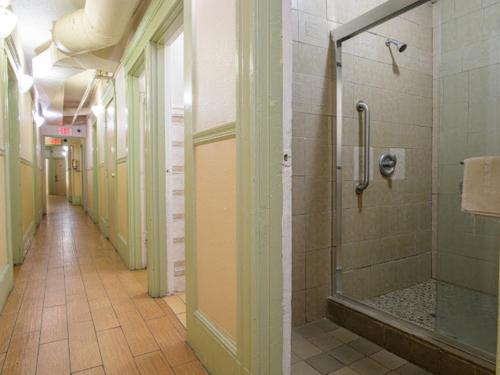 旧金山Elite Inn的设有带步入式淋浴间和步入式淋浴间的浴室
