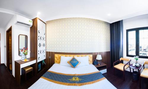 Xóm NiêmGia Phong Hotel的酒店客房设有床和窗户。