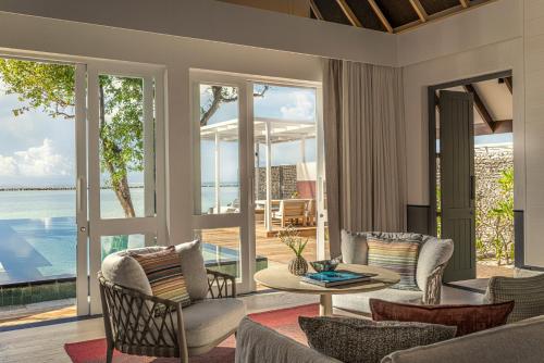 芭环礁马尔代夫兰达吉拉瓦鲁岛四季度假酒店的海景客厅