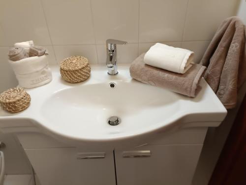 莫诺波利TRE PESCIOLINI HOME的浴室内的一个白色水槽,上面有毛巾