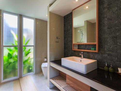 蔻立奥勒森林度假酒店的一间带水槽和镜子的浴室