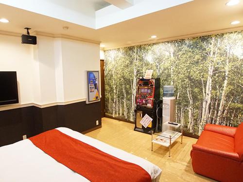 Yoshiokaメルヘンの森パート2大人専用的一间卧室设有一张床和一个树木繁茂的大窗户