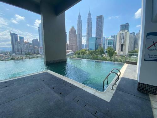 吉隆坡Legasi Kampung Baru by Twenty7的享有城市天际线景致的游泳池