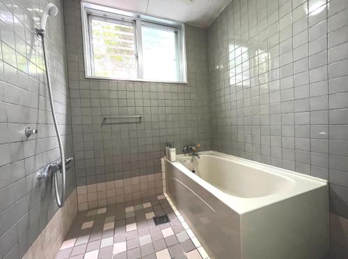 石垣岛Ishigaki - House / Vacation STAY 11269的带窗户的浴室内的白色浴缸