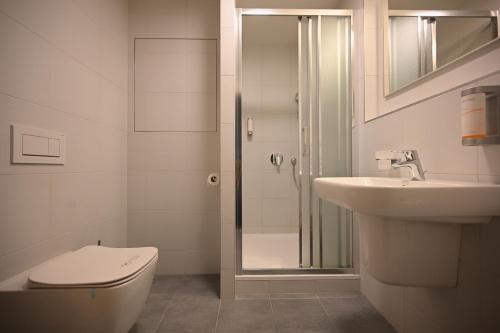 奥洛穆茨SLADOVNA Apartments的浴室配有卫生间、盥洗盆和淋浴。