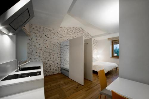 莫罗达尔巴Le Civette的一间带床的小卧室和一间厨房