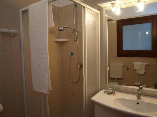 阿列恩图Club Esse Gallura的带淋浴和盥洗盆的浴室