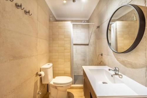 蒙萨拉什Casa de São bento - Monsaraz的一间带卫生间、水槽和镜子的浴室