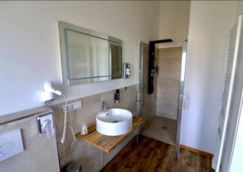 多鲁姆Sporthotel Dorum的浴室配有白色水槽和淋浴。
